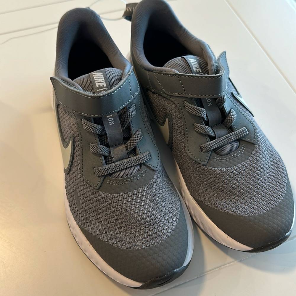 Nike boys running sneaker size 1.5 NEW unworn gray and white
